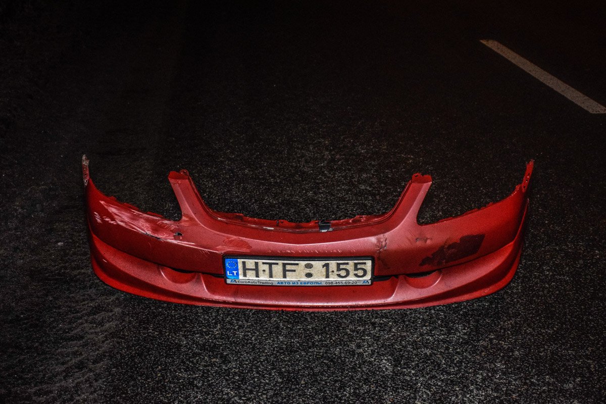 От удара Honda отлетел бампер