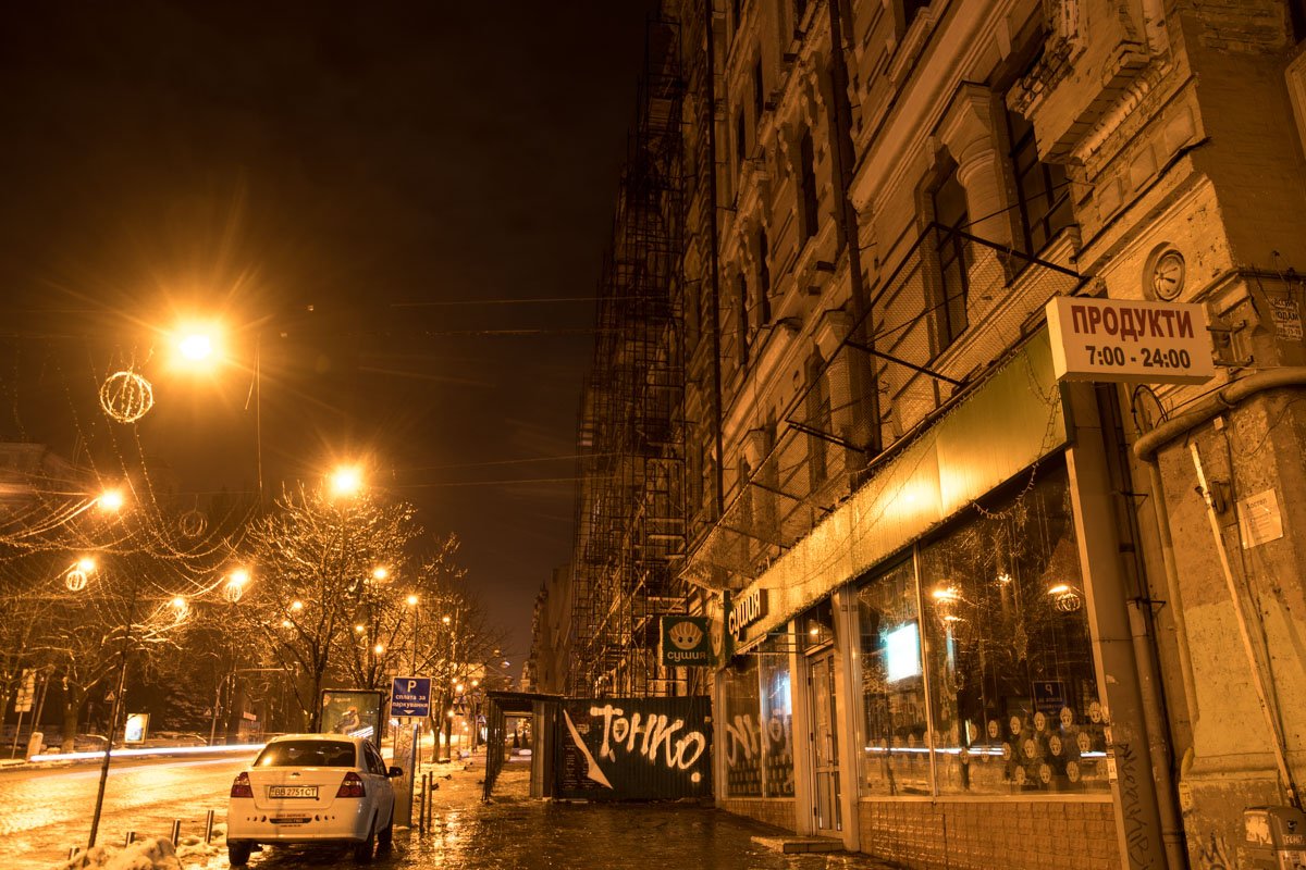 В свете фонарей повреждения нежилого здания на Хмельницкого не сильно заметны