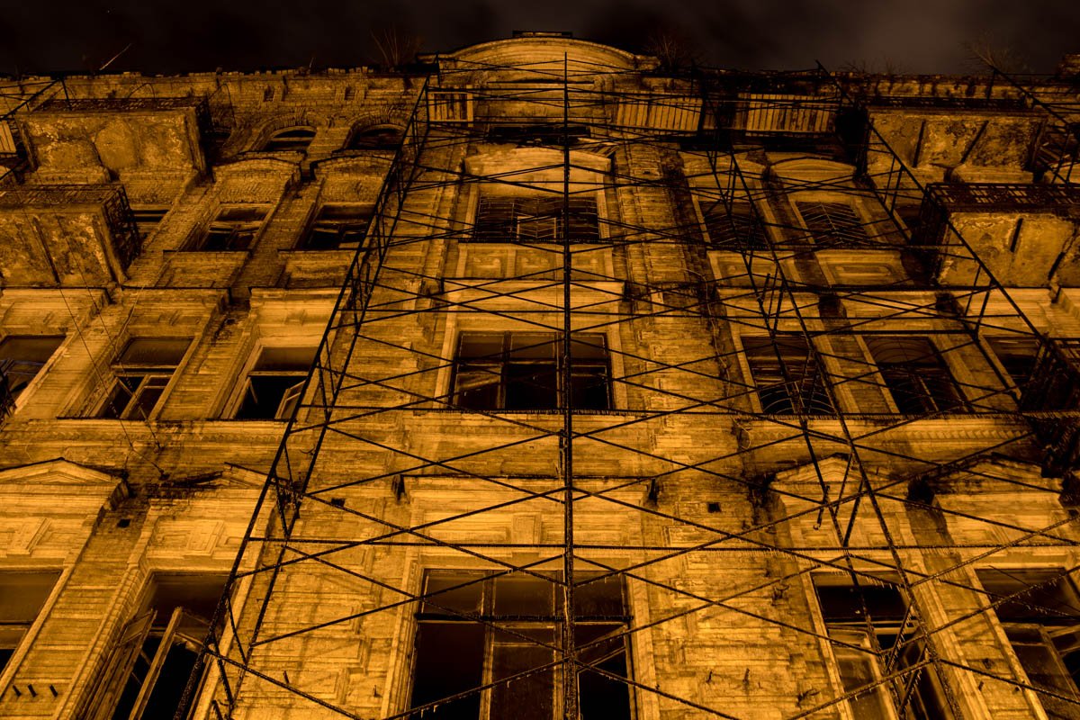 Во время пожара в многоэтажке обвалилась крыша 