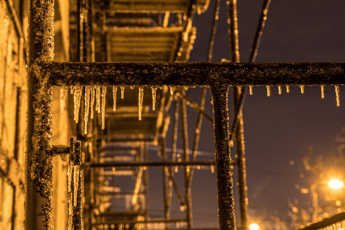 На морозе капли превращаются в маленькие сосульки 