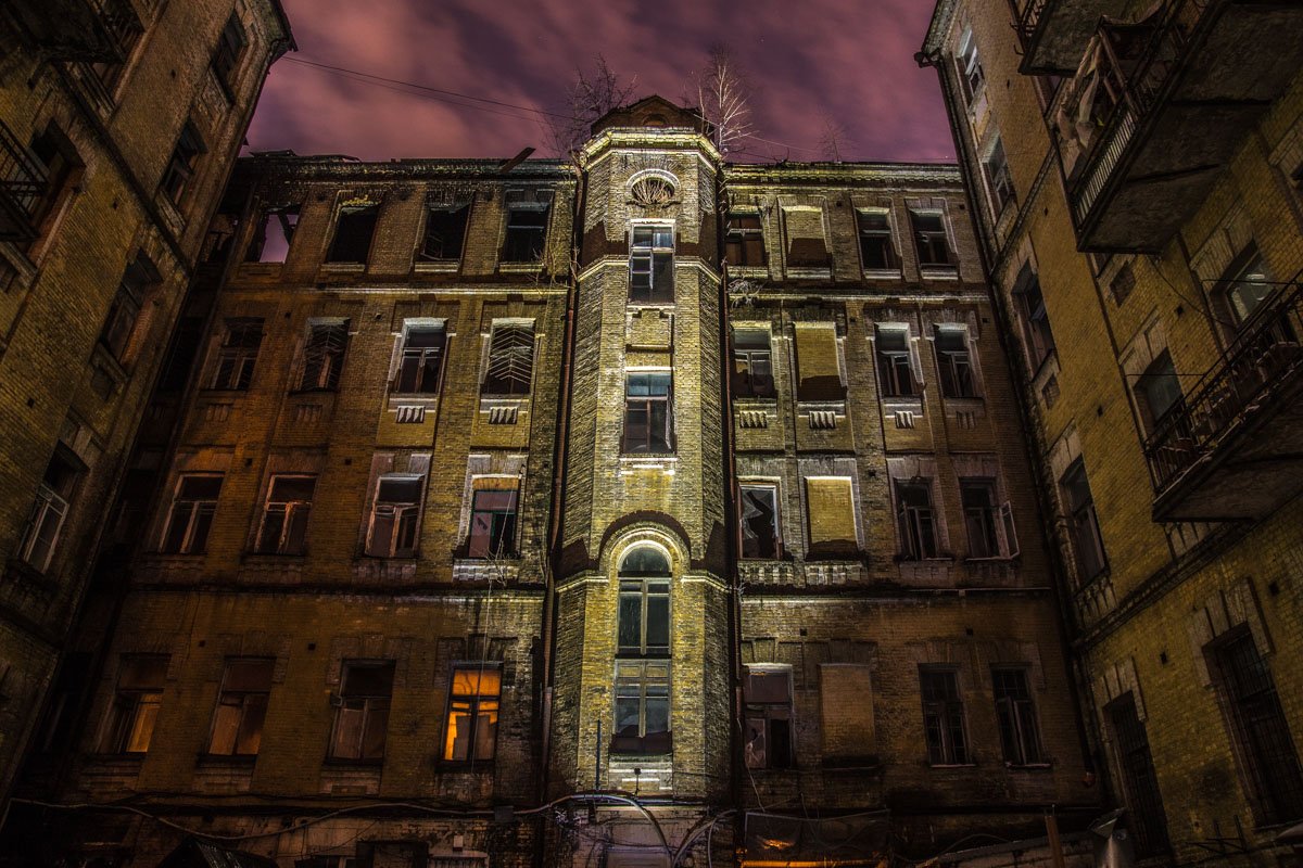 Заброшенное одинокое здание в темноте выглядит зловеще 