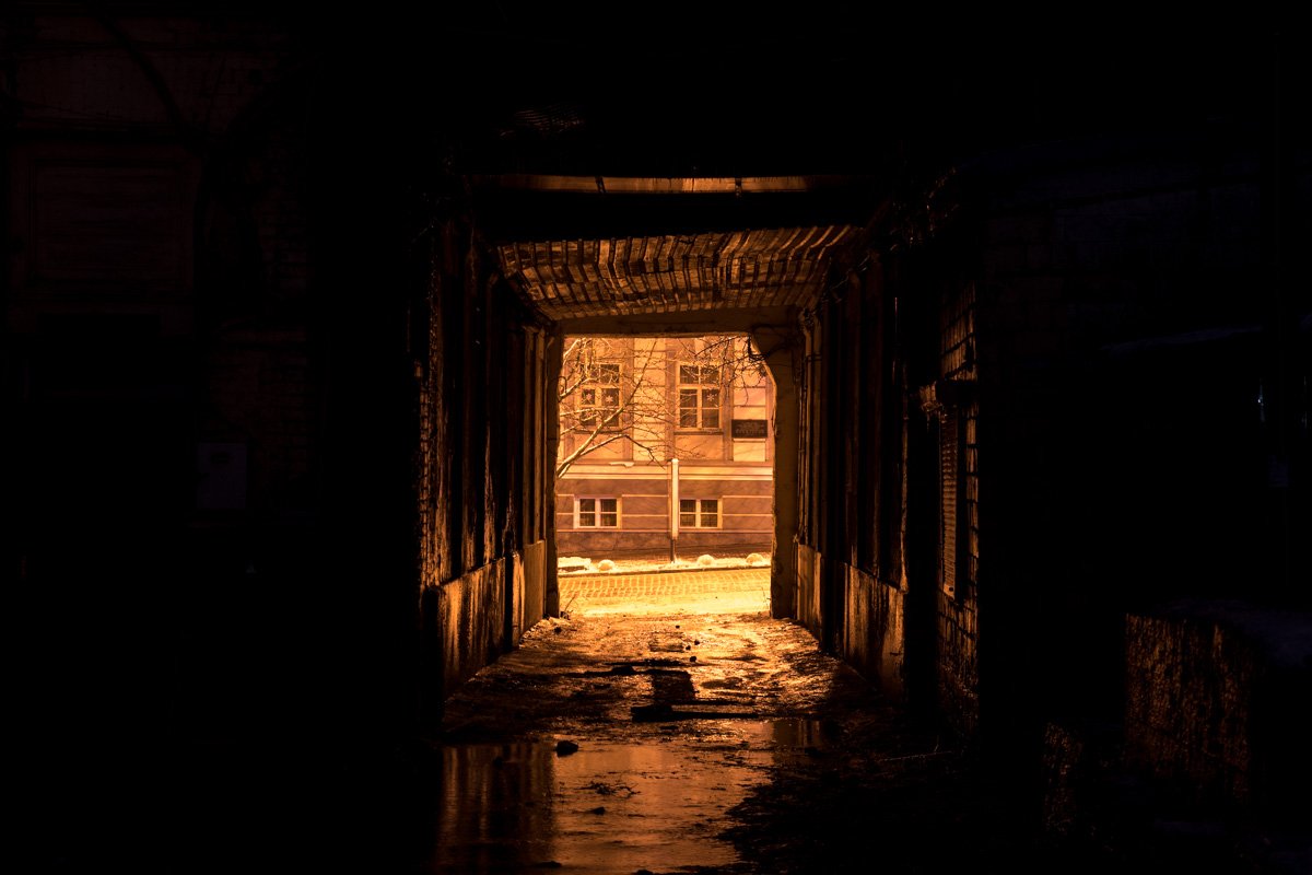 Вход в арку здания в ночное время немного напоминает портал в другой мир 