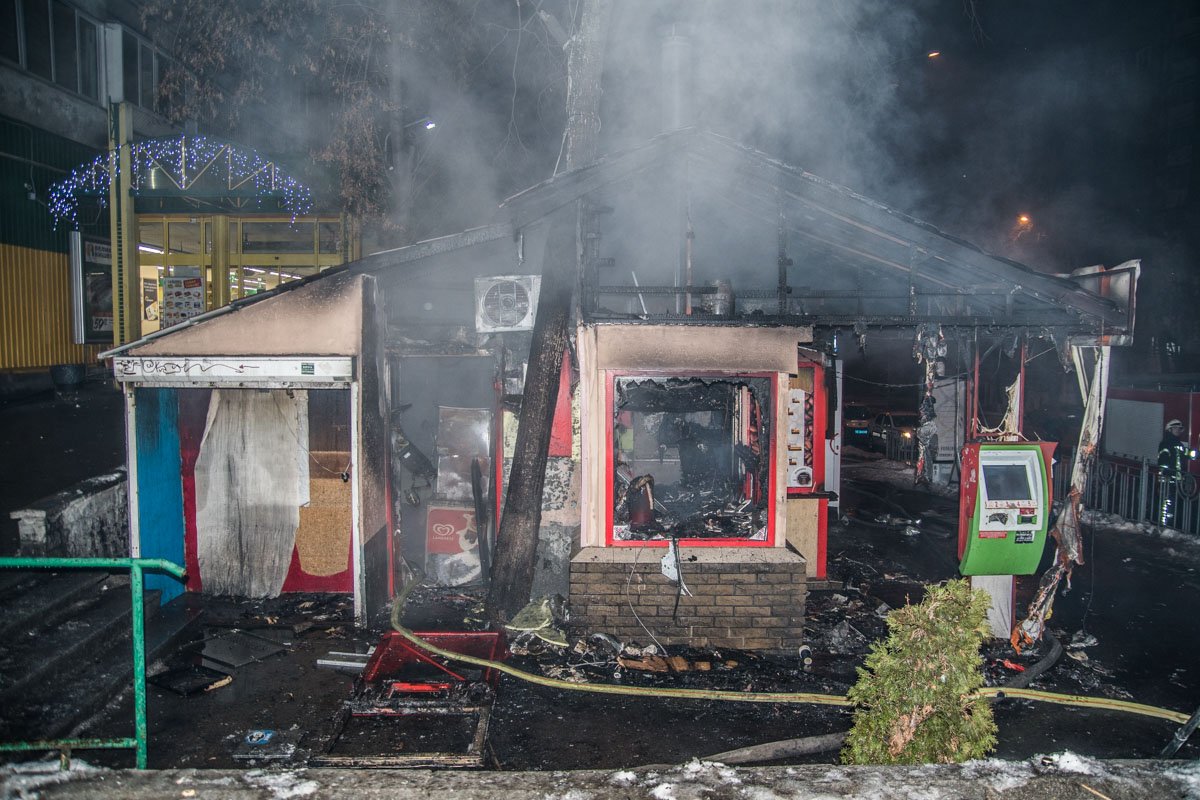 Ларек сгорел дотла 