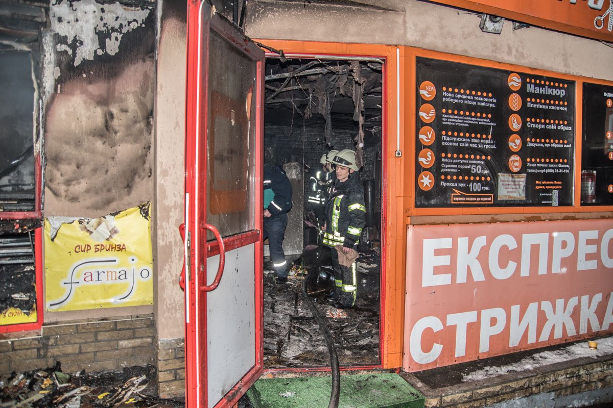 Пожар перекинулся на МАФ с "Экспресс стрижкой" width="1200" height="800"><figcaption> Пожар перекинулся на МАФ с "Экспресс стрижкой"
</figcaption></figure></p><p><figure class="image"><img class="wp-image-78360 size-full" src="https://cdn.informator.ua/@dp/media/kiev/2023/10/13/6528abc28fc24.jpg" alt="Никто не пострадал " width="1200" height="800"><figcaption> Никто не пострадал
</figcaption></figure></p><p><figure class="image"><img class="wp-image-78361 size-full" src="https://cdn.informator.ua/@dp/media/kiev/2023/10/13/6528abc2df9a1.jpg" alt="Пожар тушили больше часа " width="1200" height="800"><figcaption> Пожар тушили больше часа
</figcaption></figure></p><p><figure class="image"><img class="wp-image-78362 size-full" src="https://cdn.informator.ua/@dp/media/kiev/2023/10/13/6528abc336fd6.jpg" alt="Причина пожара выясняется " width="1200" height="800"><figcaption> Причина пожара выясняется
</figcaption></figure></p><p>Напомним, 20 января, <a href="https://kiev.informator.ua/2018/01/20/na-teatralnoj-gorit-5-etazhka-dvizhenie-po-bogdana-hmelnitskogo-perekryto/">недалеко от станции метро «Театральная» загорелся нежилой дом</a>. Огнем было охвачено 600 квадратных метров здания. В доме обвалилась крыша. На месте работали 19 единиц основной и специальной техники, 72 человека личного состава. Информатор публиковал <a href="https://kiev.informator.ua/2018/01/20/pozhar-vozle-kreshhatika-poyavilos-video-s-vysoty/">видео пожара с высоты.</a>
</p><p></p><p style="text-align: right;"><strong>Оксана Юрченко </strong></p>
<p></p><p style="text-align: right;"><strong>Фото: Виталий Куздровский</strong></p></body></html>