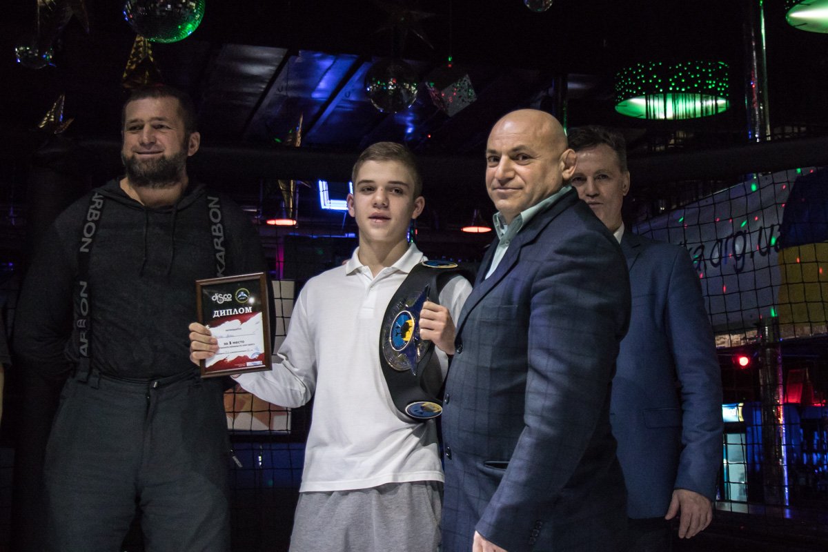 Бойцам вручили чемпионские пояса, кубки и денежные призы