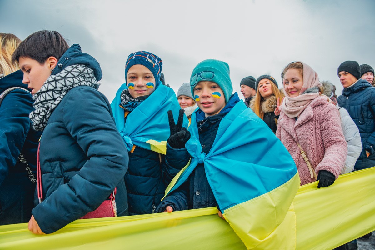 Все участники выстроились в живую цепь