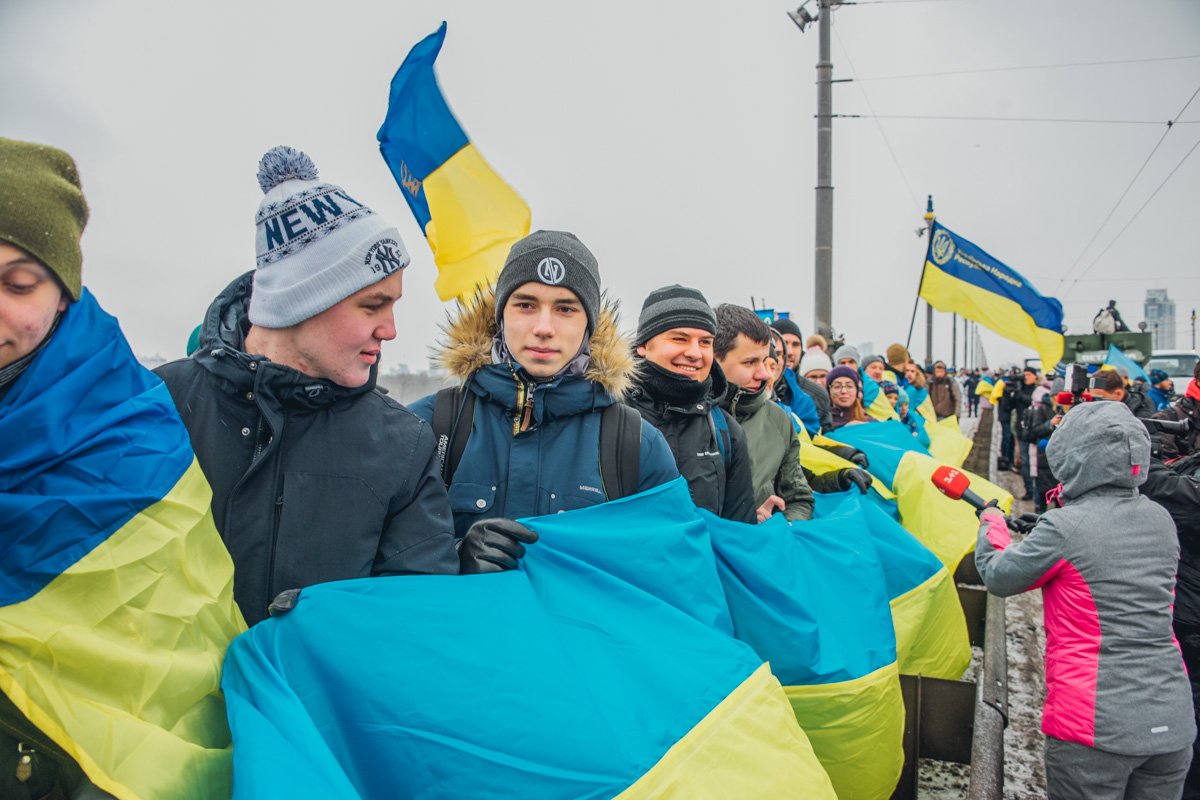 Участники живой цепи скандируют: «Одна, Єдина, Соборна Україна!»