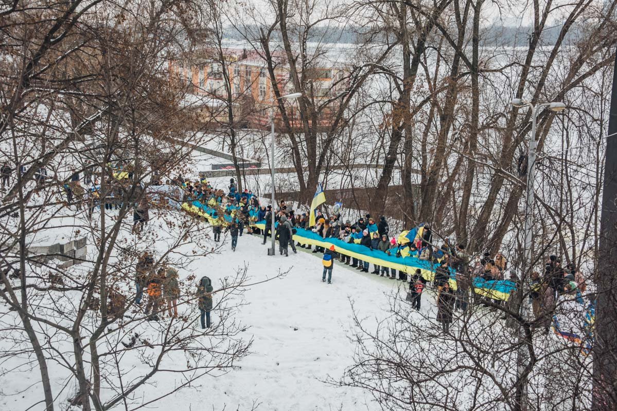 Украинцы соединили берега Днепра живой цепью