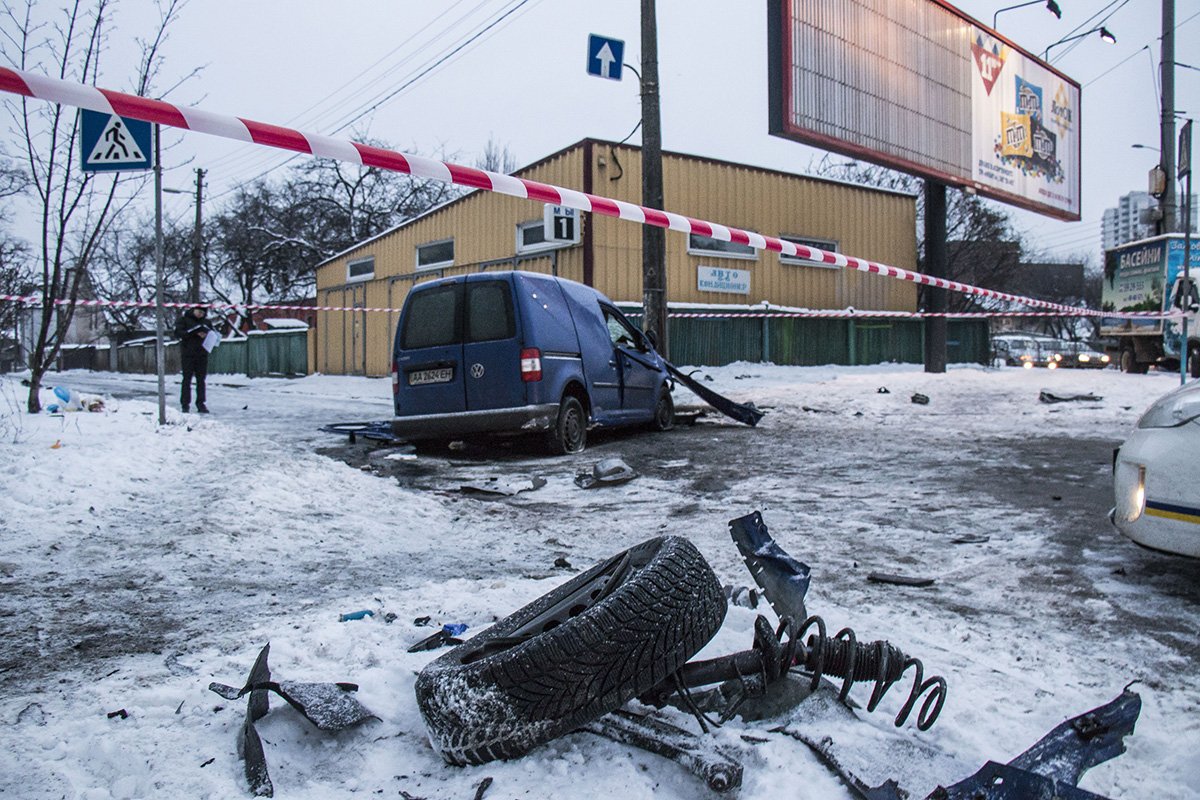 На пересечении проспекта Лобановского и улицы Головко Volkswagen врезался в столб