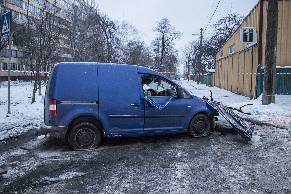 Дорогу перед авто в неположенном месте перебегал пожилой мужчина