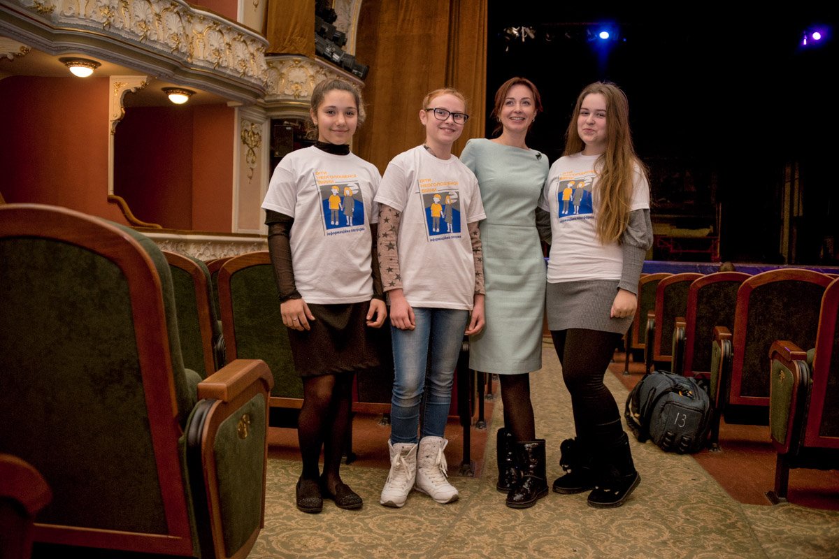 Девочки приехали на встречу с Донбасса Девочки приехали на встречу из Донбасса