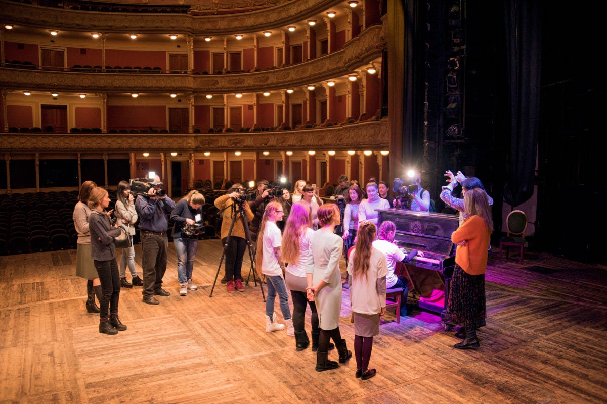 Одна из девочек сыграла для присутствующих на фортепиано Одна из девочек сыграла для присутствующих на фортепиано