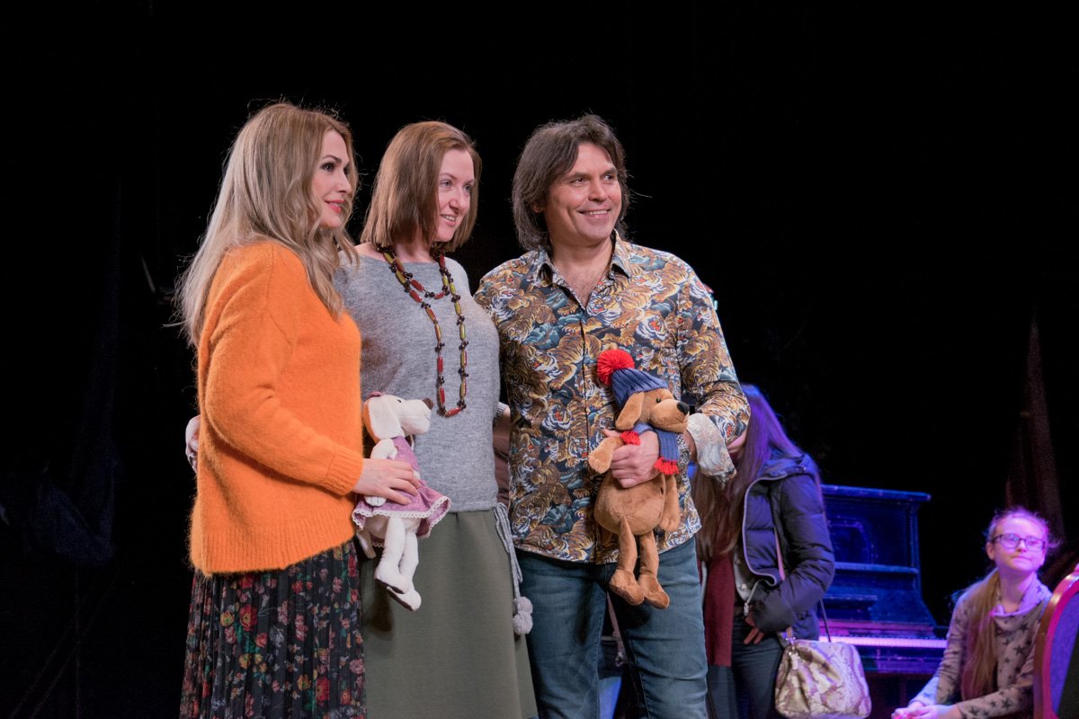 Также вручили им подарки Также вручили им подарки