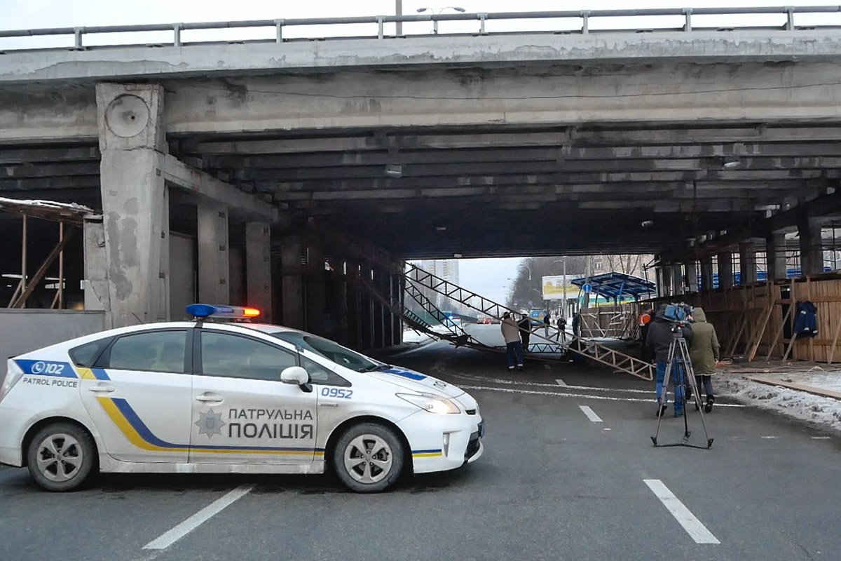 Движение под путепроводом перекрыто