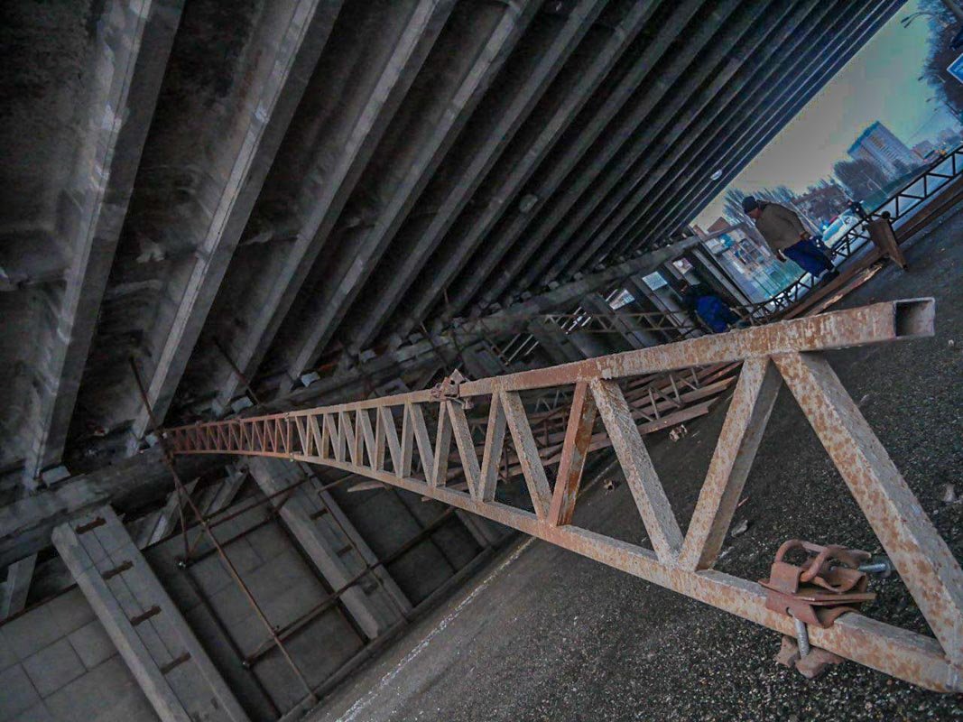 Обрушившиеся конструкции перекрыли движение транспорта