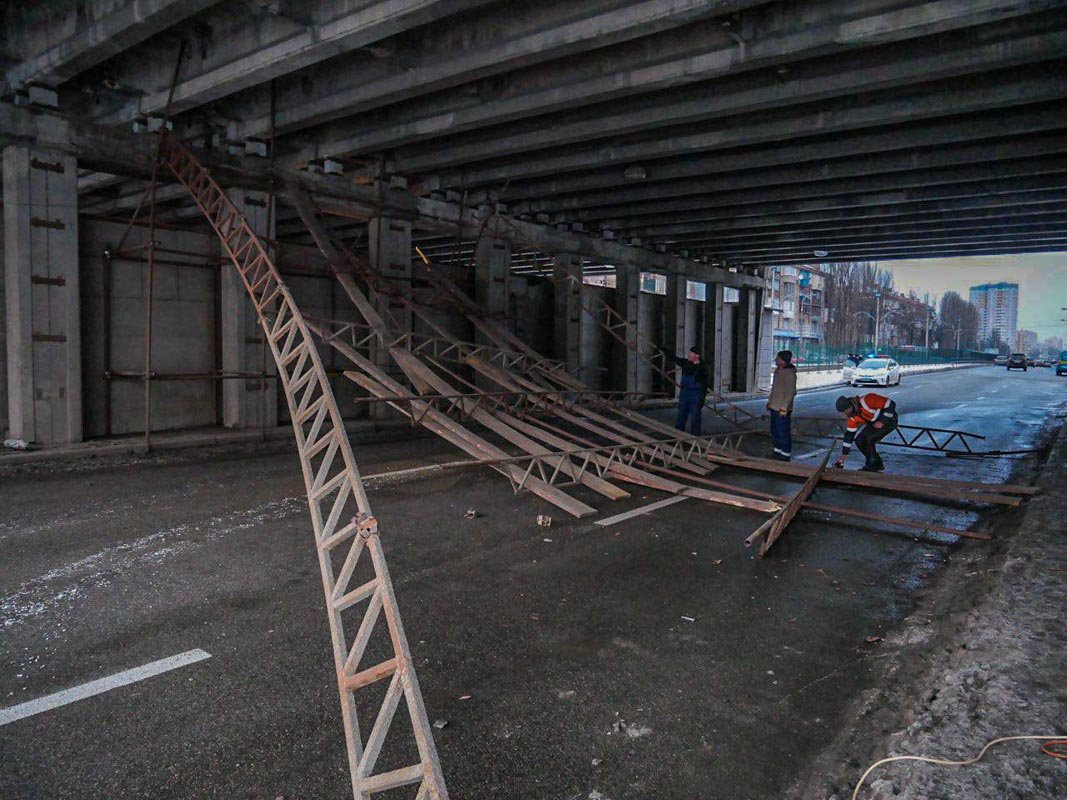 Неуклюжая фура прибавила работы коммунальщикам