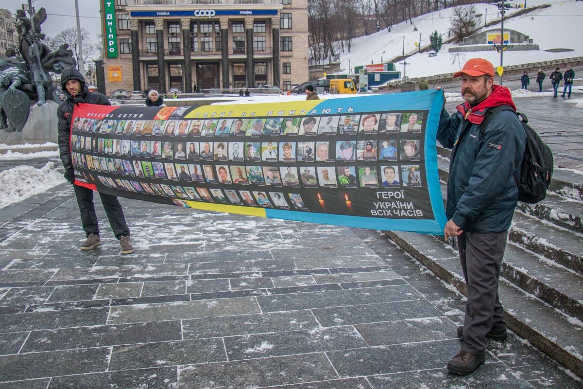 На флаге - фото героев Небесной Сотни