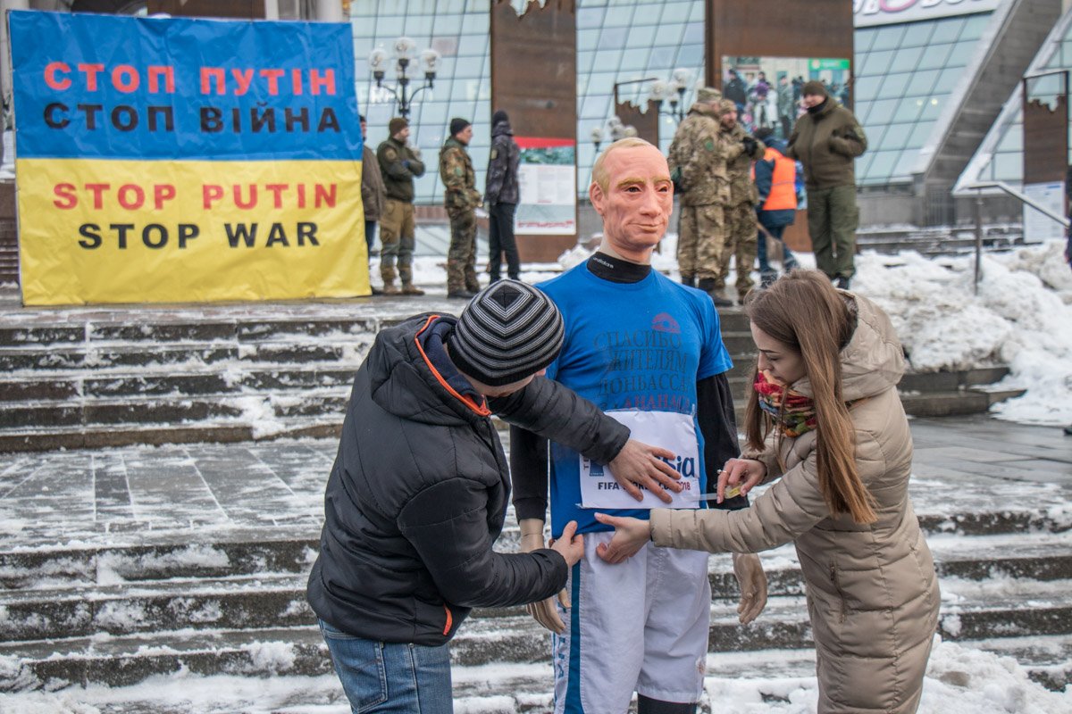 Участники акции сделали манекен Путина