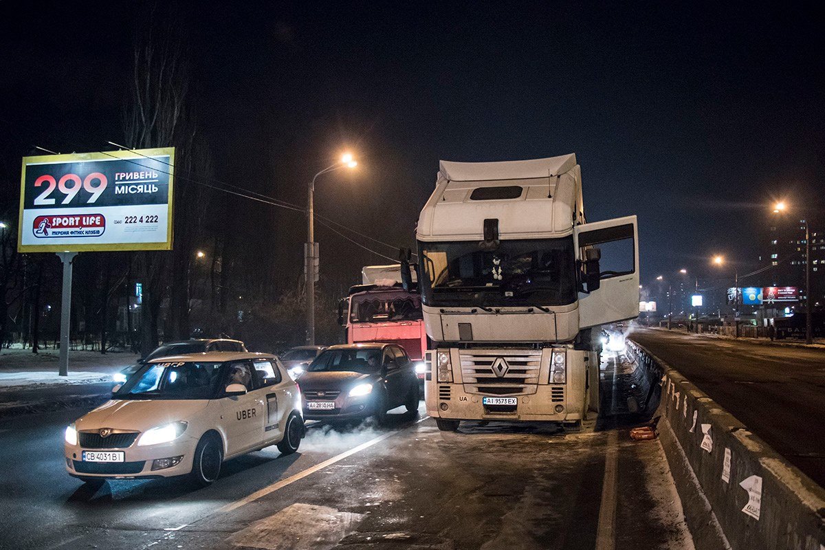 На перекрестке проспекта Паладина и улицы Академика Булаховского загорелась фура На перекрестке проспекта Палладина и улицы Булаховского загорелась фура