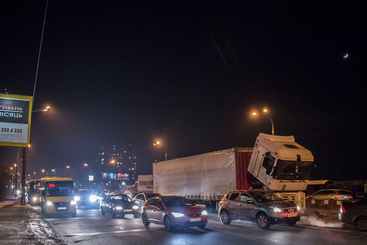 Фура стояла в крайнем левом ряду, поэтому образовалась пробка Фура стояла в крайнем левом ряду, поэтому образовалась пробка