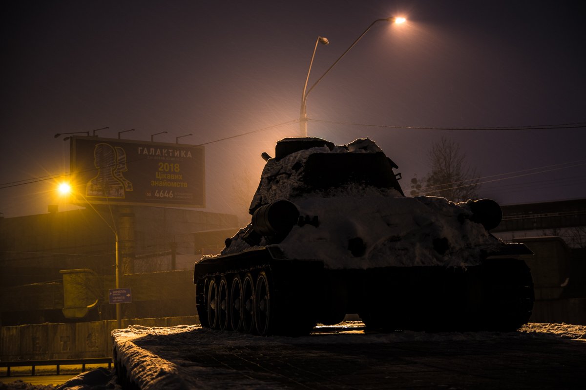 Памятники присыпало снегом в ночное время суток