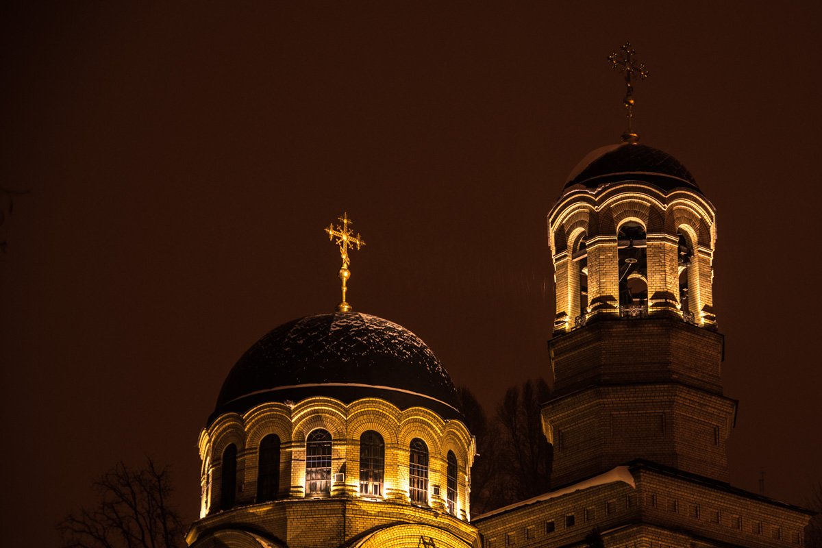 Подсветка церкви в ночное время суток особенно необычна
