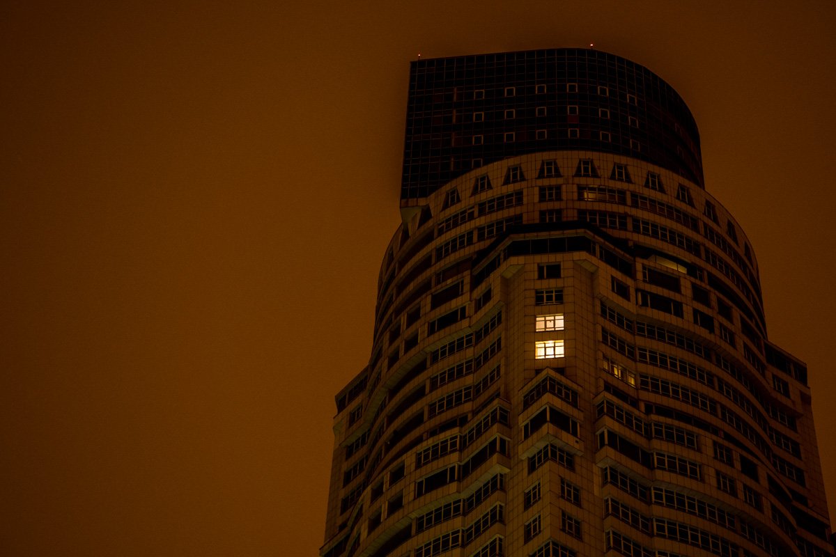 Почти все окна потухли и только в некоторых горит свет