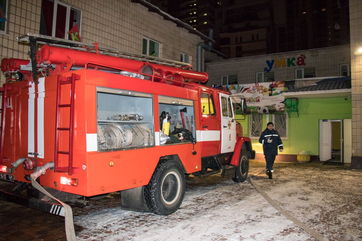 К месту пожара прибыли 2 пожарные машины К месту пожара прибыли 2 пожарные машины