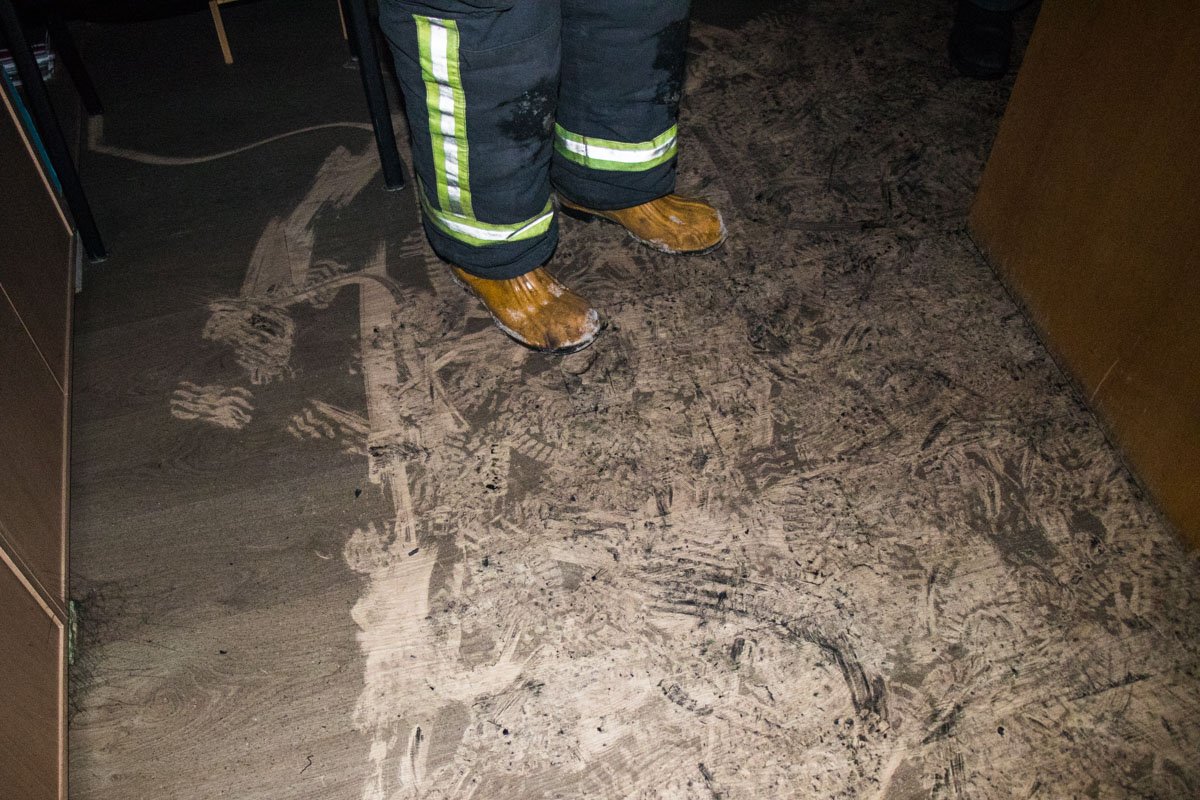 Следы пожара на полу кабинета Следы пожара на полу кабинета