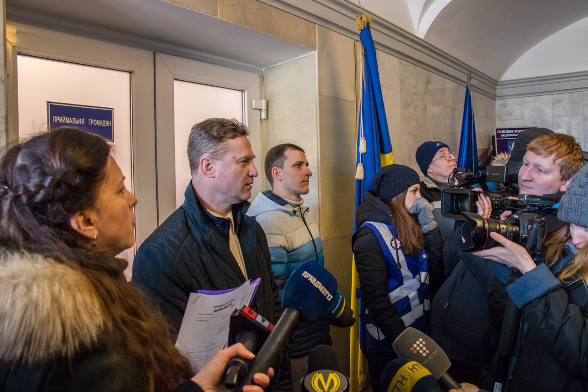 Митингующие требовали отчет по уголовному производству по факту обвала и гибели человека на Богдана Хмельницкого Митингующие требовали отчет по уголовному производству по факту обвала перекрытия и гибели человека на Богдана Хмельницкого