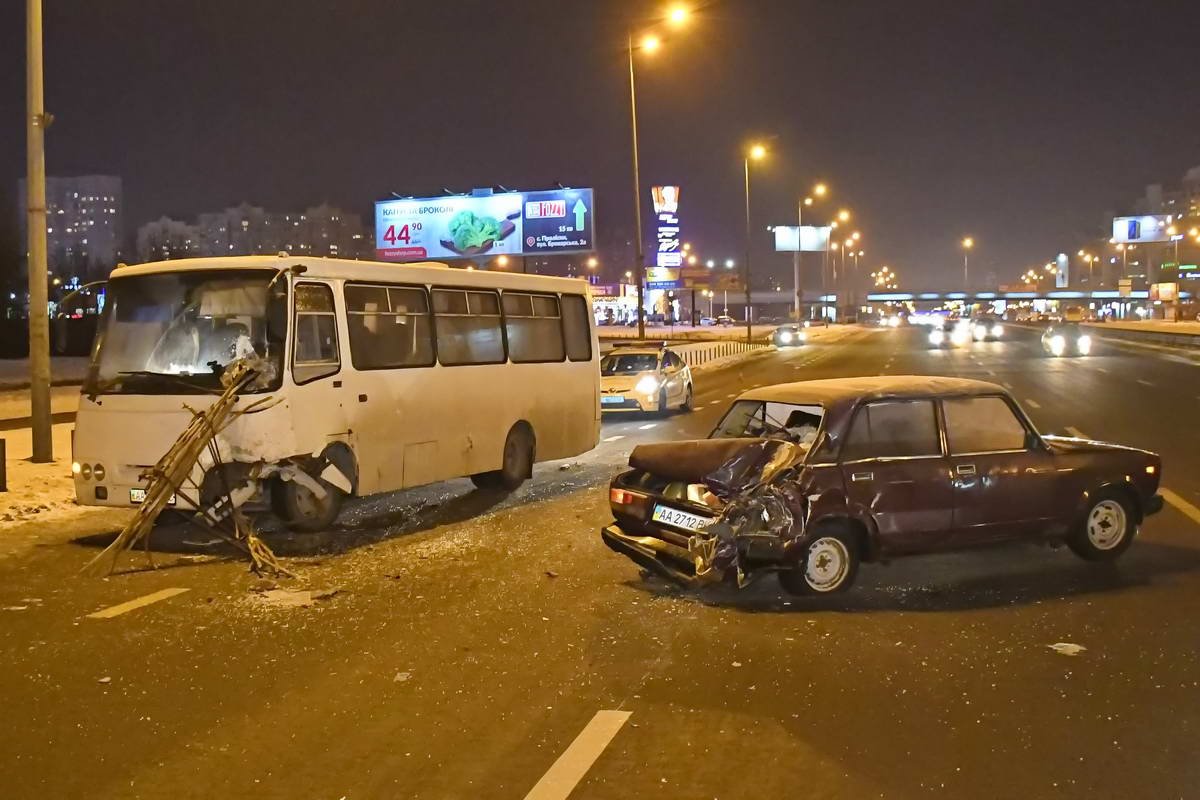Рядом с местом столкновения большое количество разбитого стекла Рядом с местом столкновения большое количество разбитого стекла
