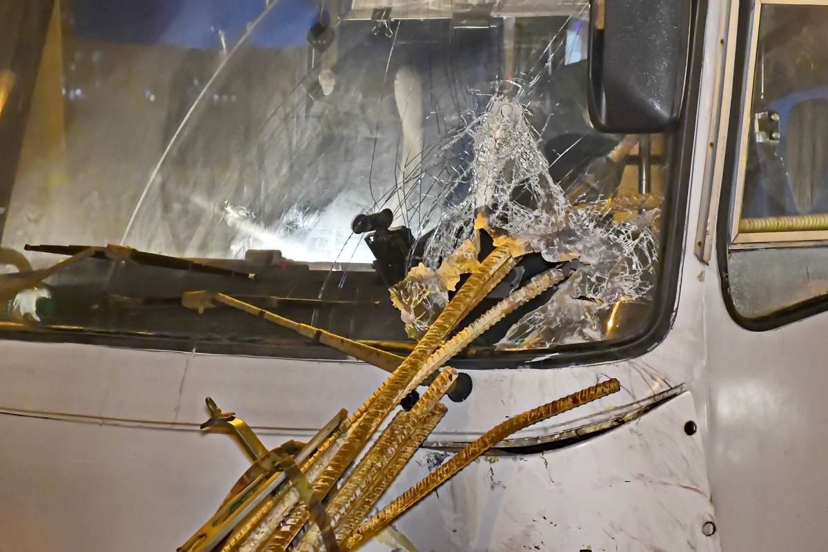Арматура слетела с ВАЗ и буквально протаранила лобовое стекло маршрутки Арматура слетела с ВАЗ и буквально протаранила лобовое стекло маршрутки