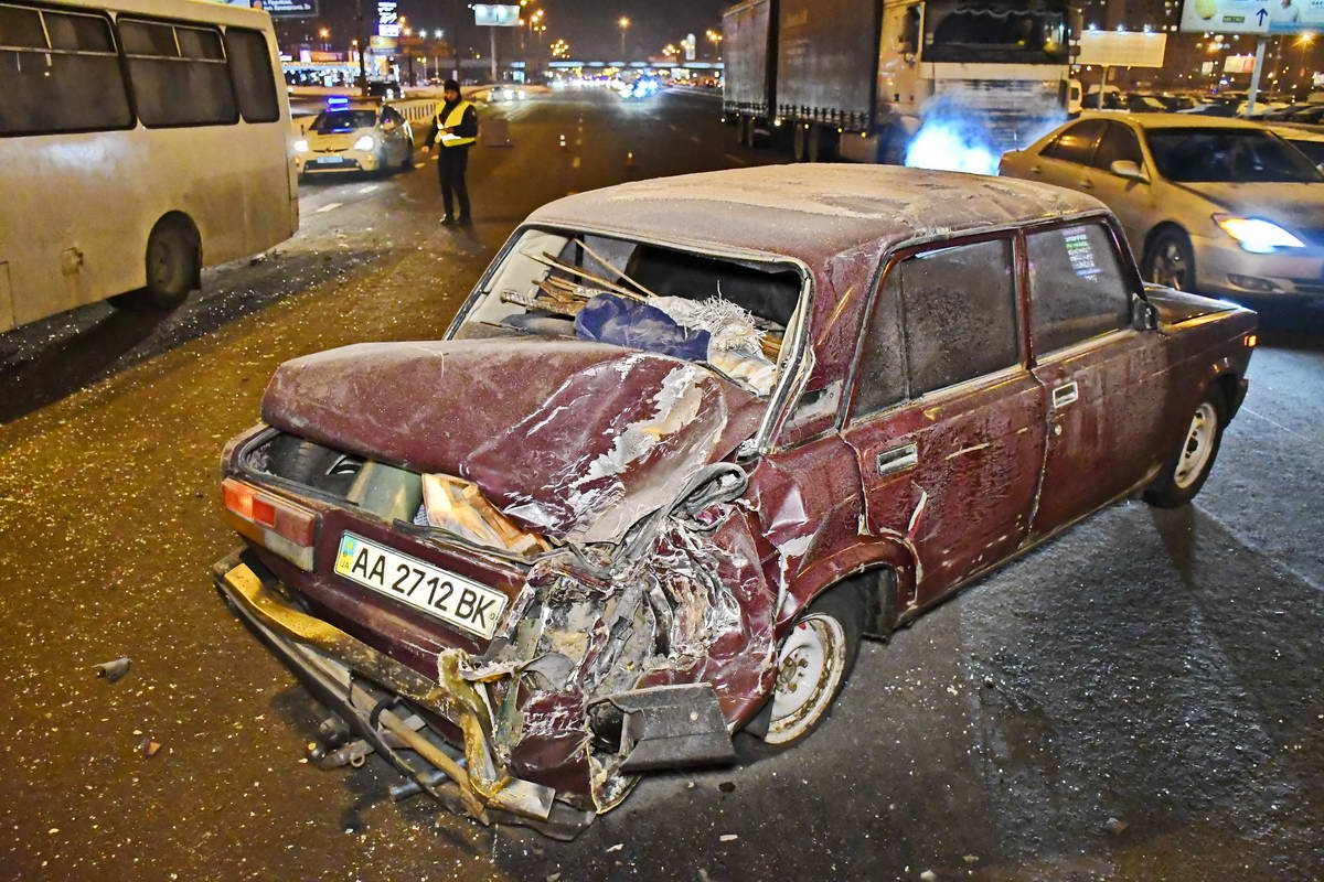 ВАЗ также досталось: у авто разбита задняя правая часть бампера ВАЗ также досталось: у авто разбита задняя правая часть бампера