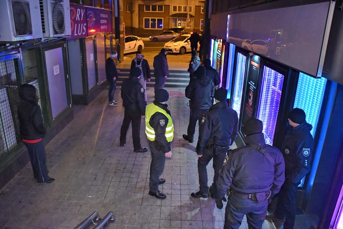 Пока полиция дежурит у входа в заведение, пострадавшие мужчины ведут себя агрессивно Пока полиция дежурит у входа в заведение, пострадавшие мужчины ведут себя агрессивно