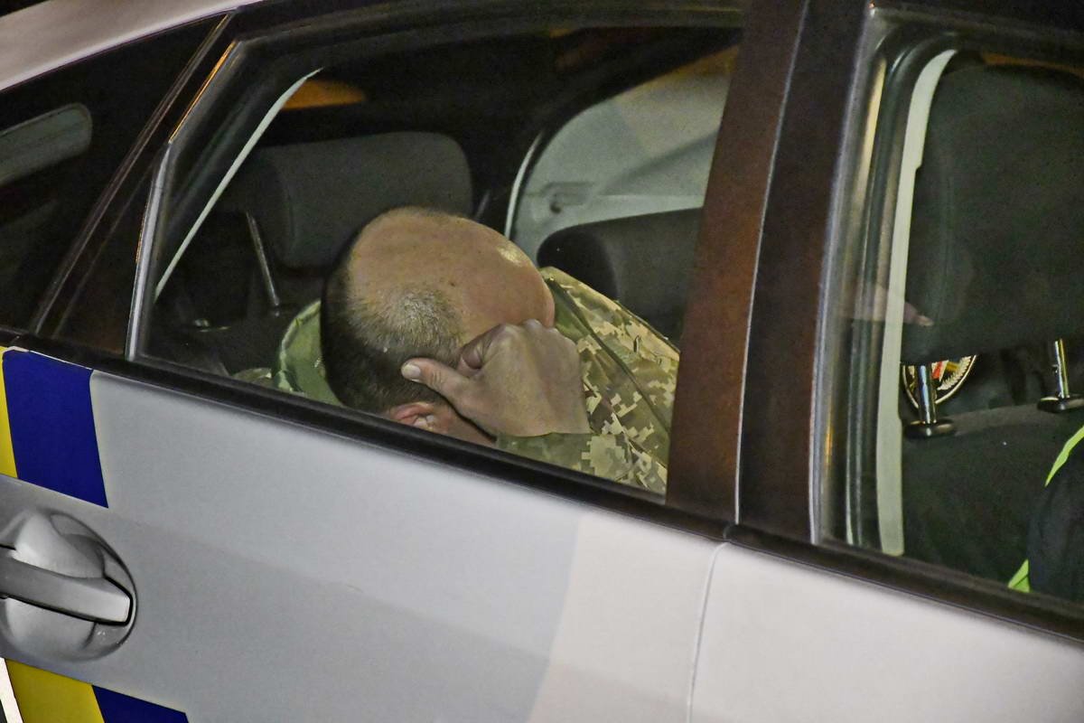 Водитель Audi был в военной форме, но без шевронов Водитель Audi был в военной форме, но без шевронов