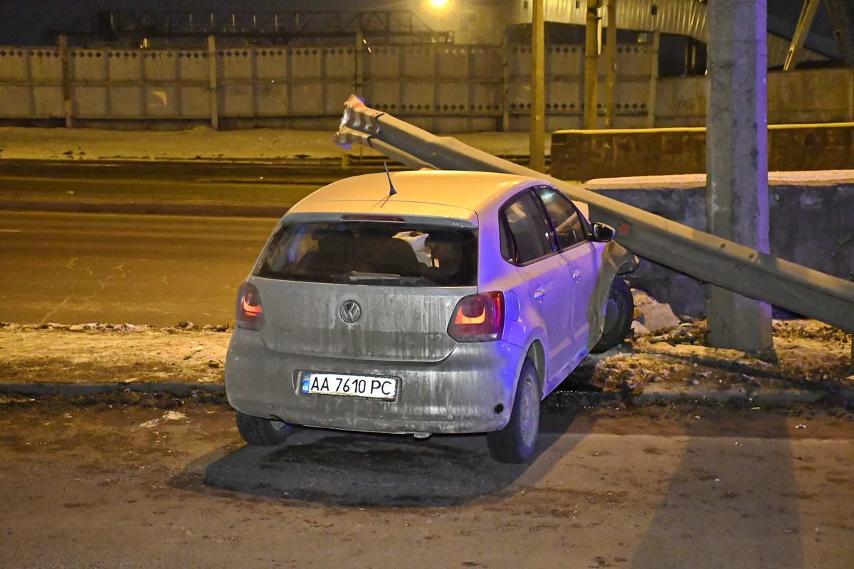 Volkswagen Polo снес отбойник