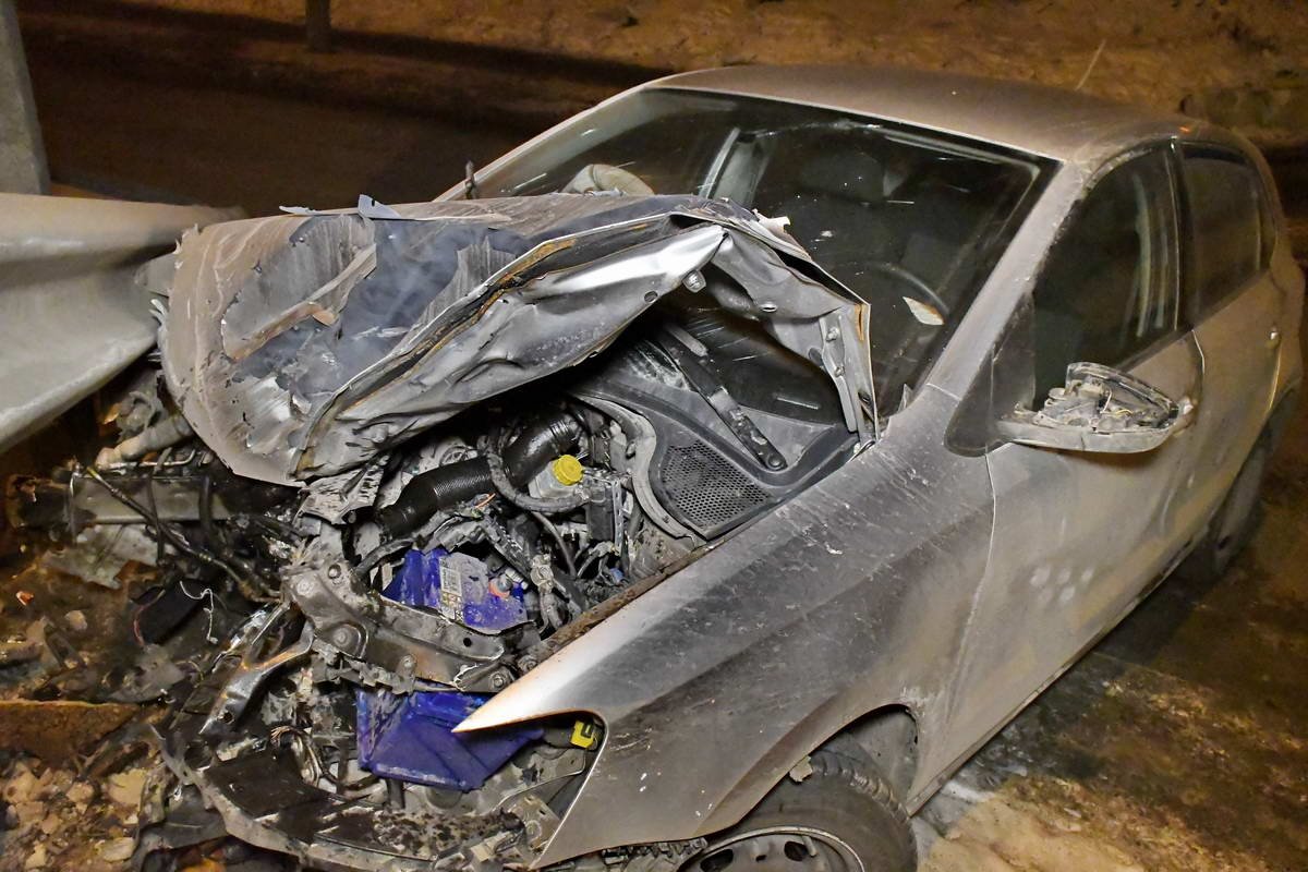 Капот превратился в груду металлолома 