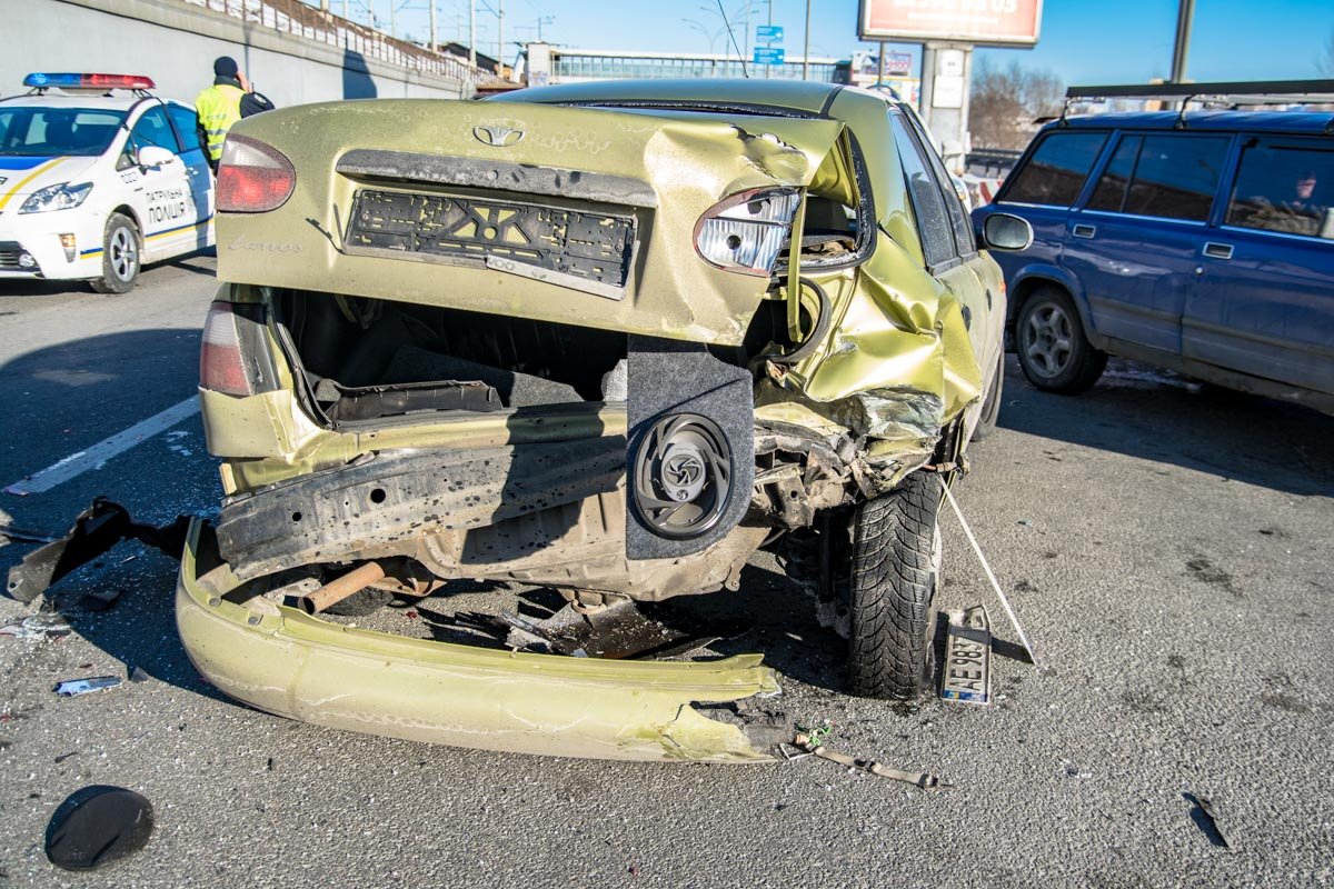 От удара Lanos развернуло От удара Lanos развернуло