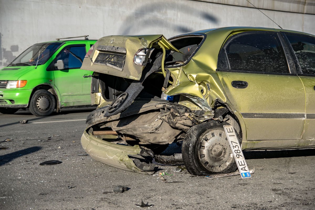 Повреждения стоявшего автомобиля Повреждения стоявшего автомобиля