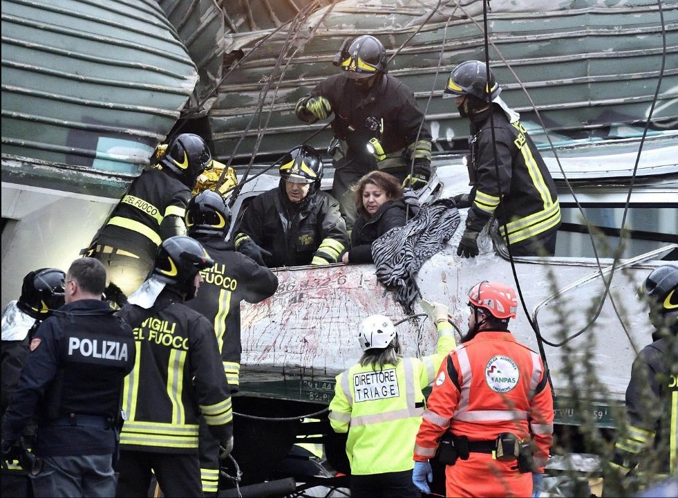 В катастрофе три человека погибли, 15 получили серьезные ранения