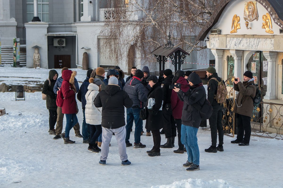 Люди требовали снести или перенести здание Люди требовали снести или перенести здание
