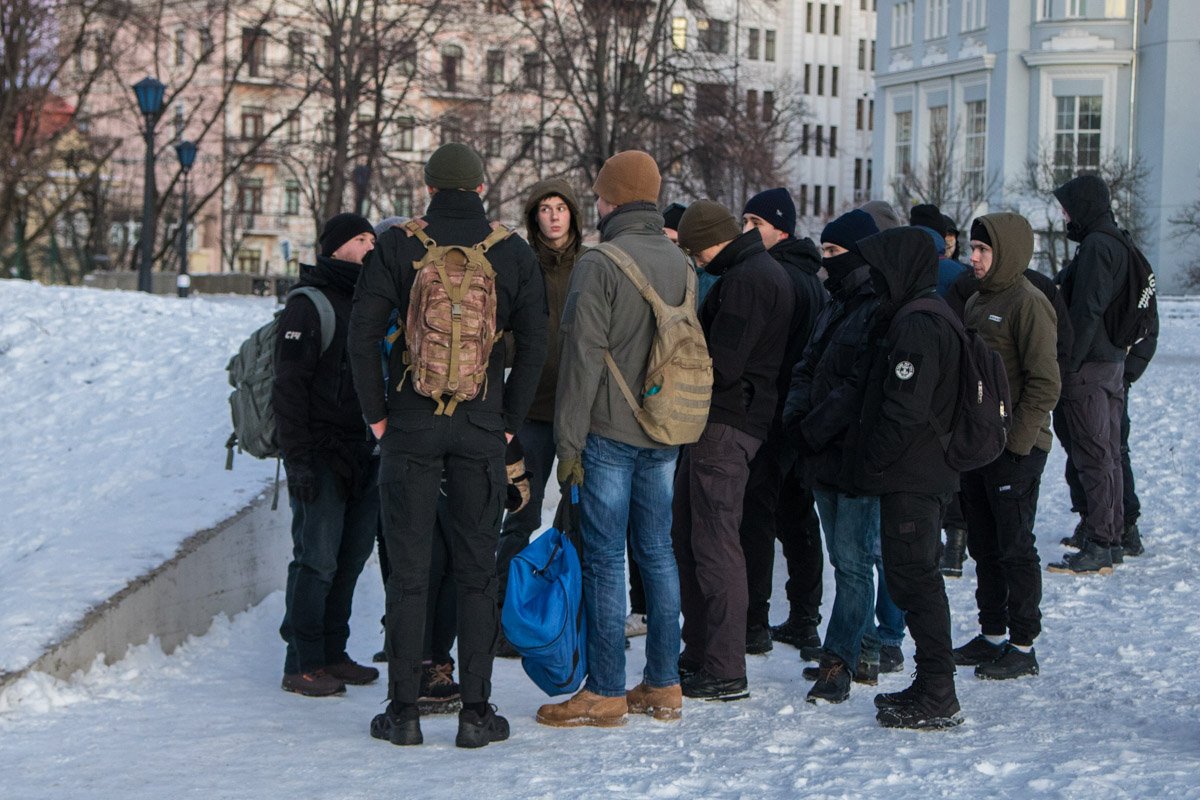 Юноши в балаклавах неохотно комментировали произошедшее Юноши в балаклавах неохотно комментировали произошедшее
