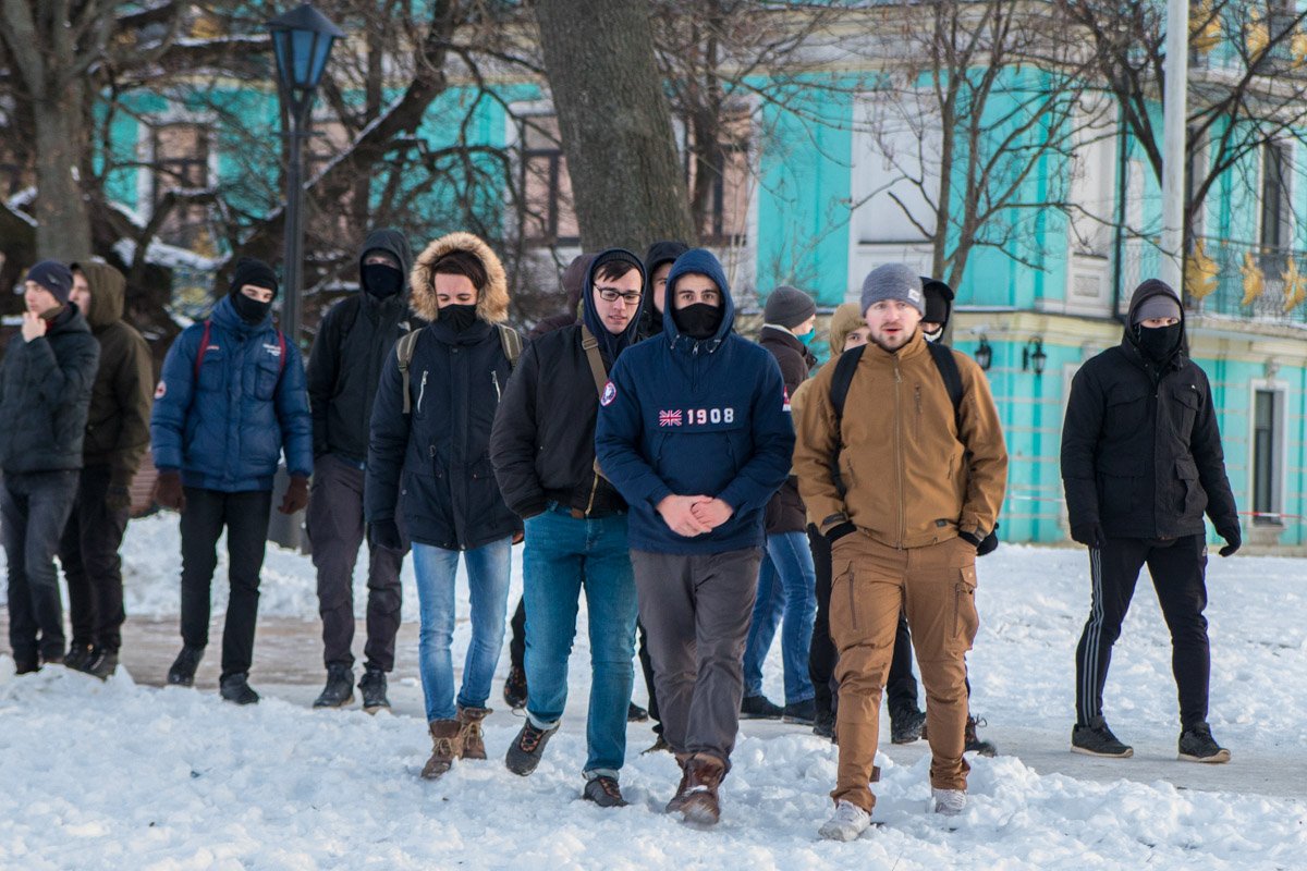 Изначально собрались около 100 человек Изначально собрались около 100 человек