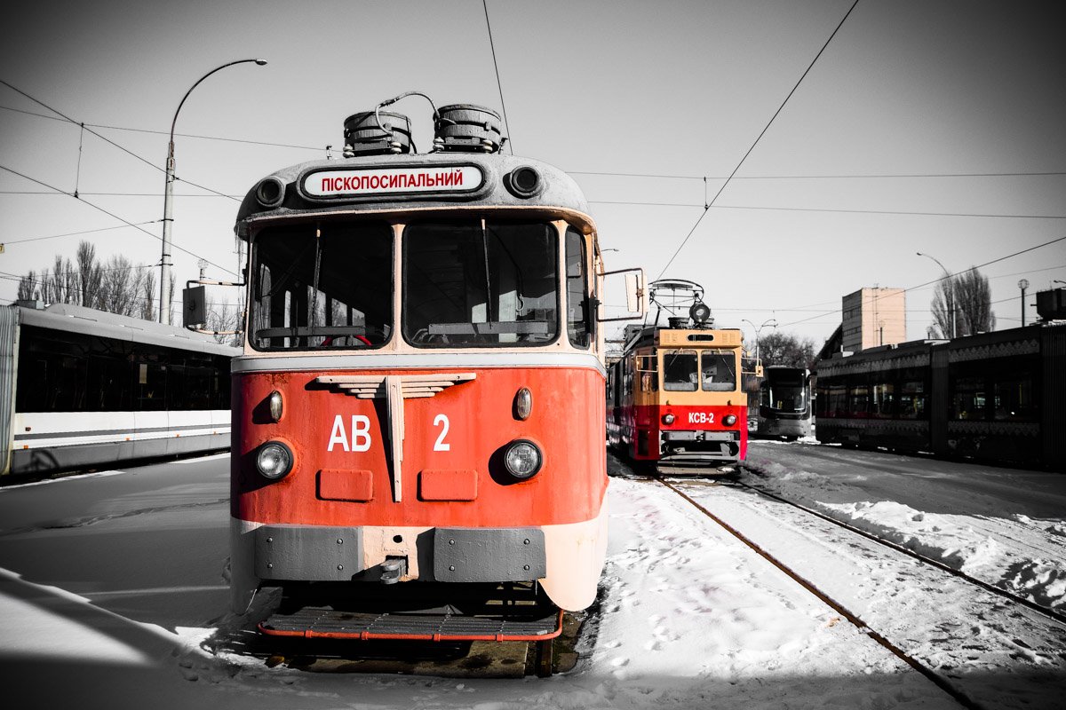 Киевским студентам провели экскурсию по трамвайному депо