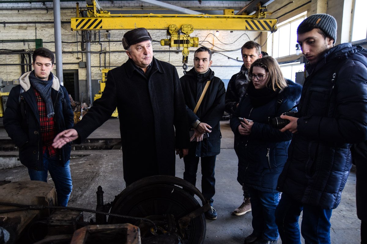 Экскурсию студентам провел директор Владимир Богатырев