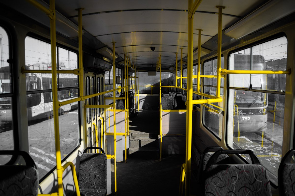 Внутри салон трамвая выглядит комфортно