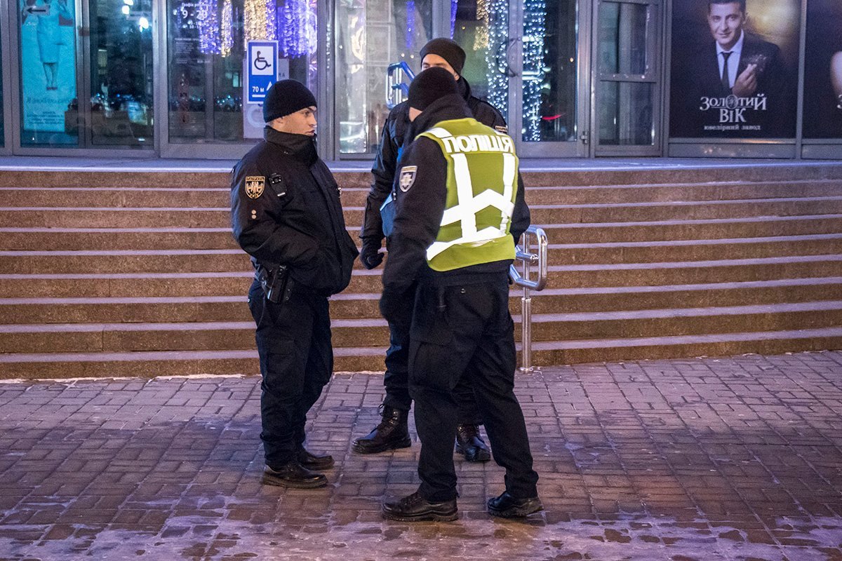 Полиция никого не пускала внутрь