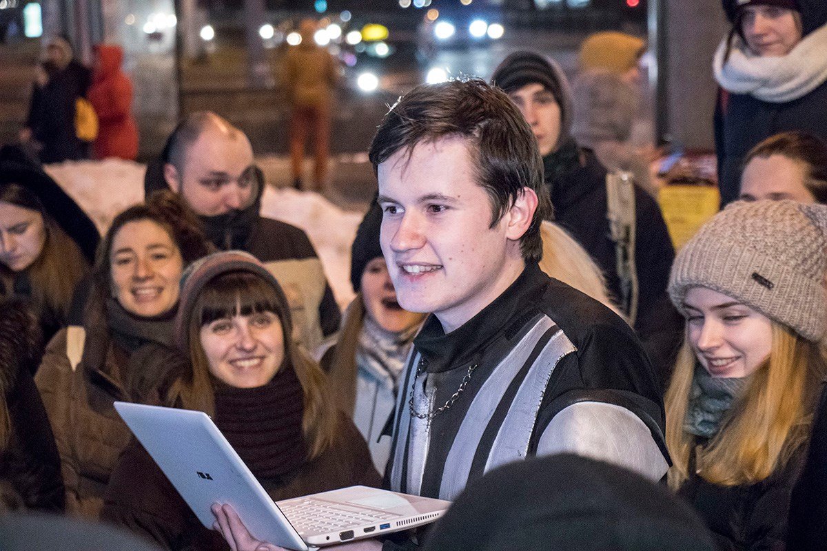 Дарт Вейдер дочитывал задания на улице 