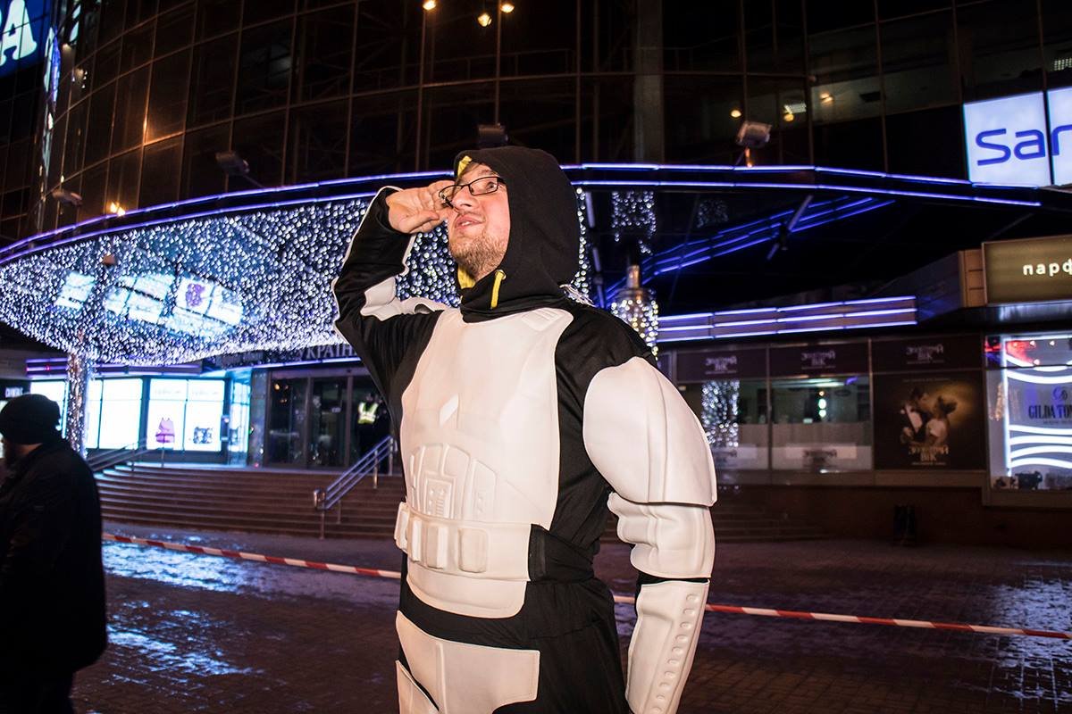 Штурмовик так быстро выбегал, что забыл свой шлем внутри здания