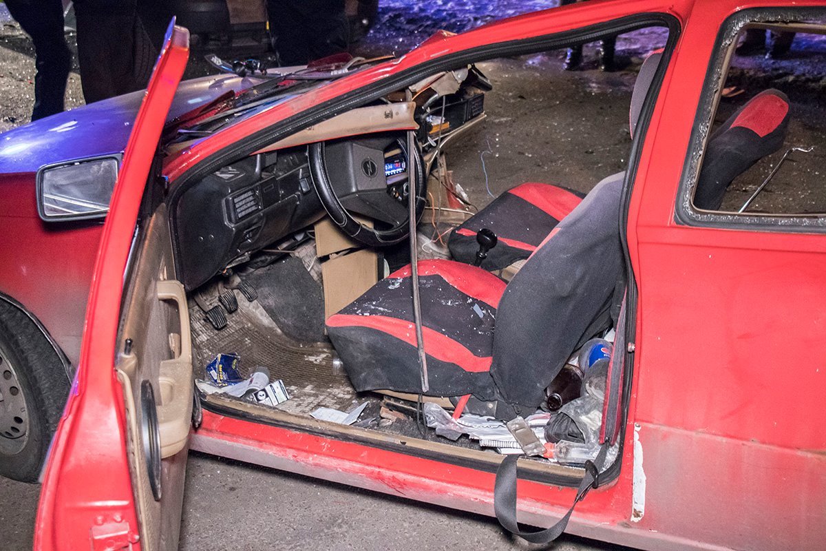 Легковушка влетела под грузовик Легковушка влетела под грузовик